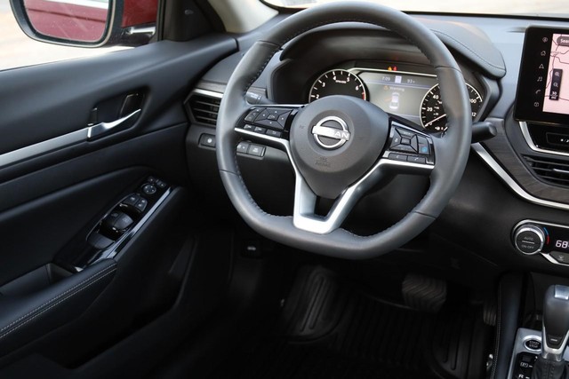 Nissan Altima Vehicle Full-screen Gallery Image 23