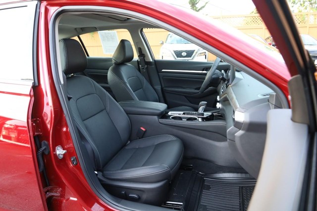 Nissan Altima Vehicle Full-screen Gallery Image 24