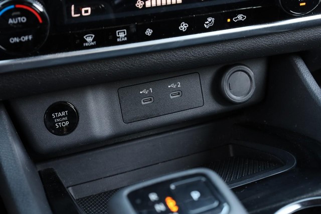 Nissan Rogue Vehicle Image 14