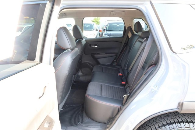 Nissan Rogue Vehicle Image 20