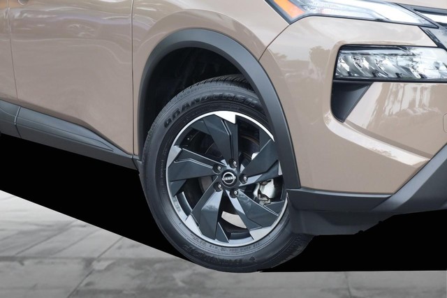 Nissan Rogue Vehicle Full-screen Gallery Image 3