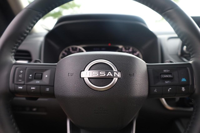 Nissan Rogue Vehicle Full-screen Gallery Image 9