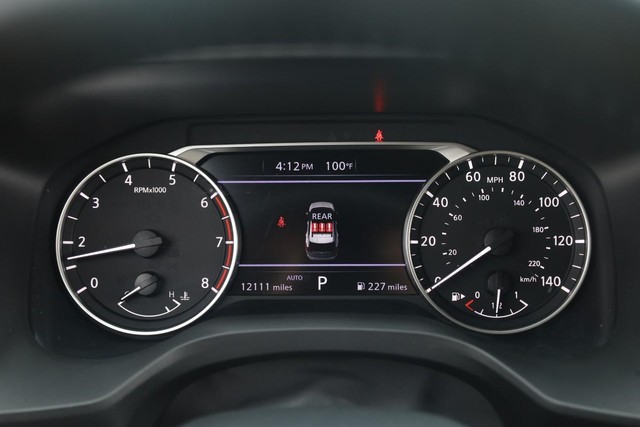 Nissan Rogue Vehicle Full-screen Gallery Image 10