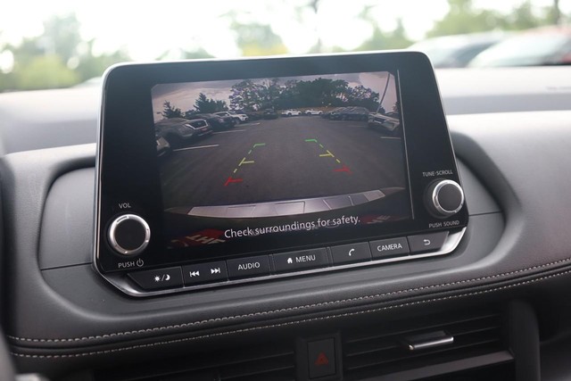 Nissan Rogue Vehicle Full-screen Gallery Image 12