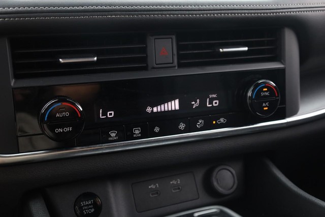 Nissan Rogue Vehicle Full-screen Gallery Image 13