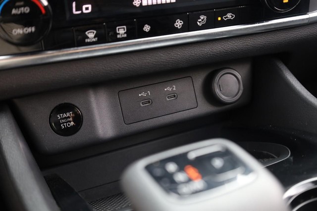 Nissan Rogue Vehicle Full-screen Gallery Image 14