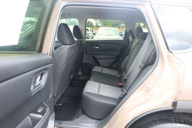Nissan Rogue Vehicle Full-screen Gallery Image 20