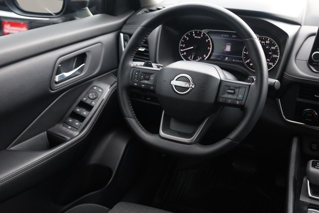 Nissan Rogue Vehicle Full-screen Gallery Image 23