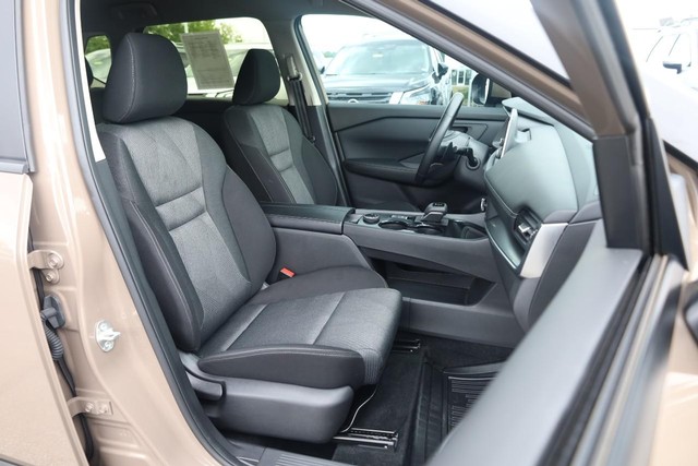Nissan Rogue Vehicle Full-screen Gallery Image 24