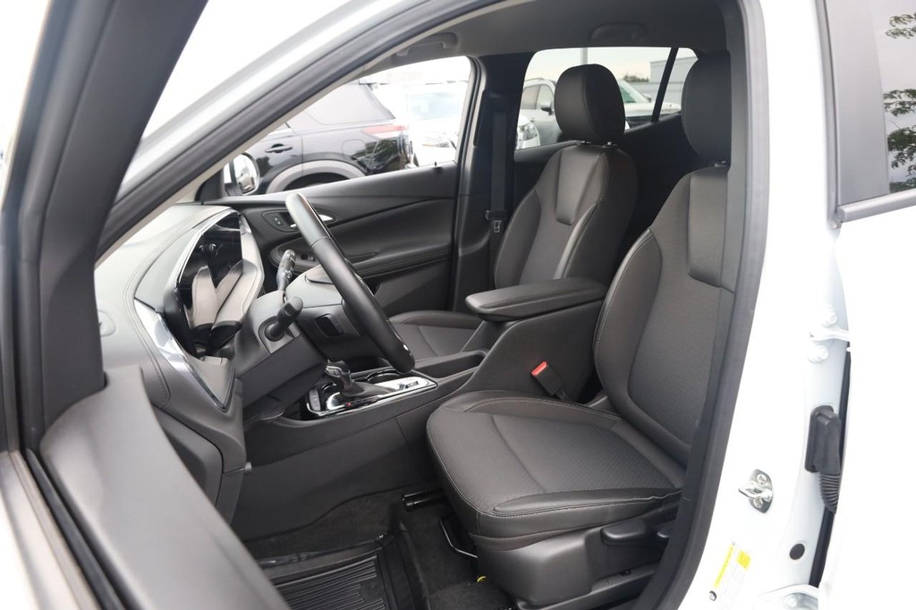 Buick Encore GX Vehicle Full-screen Gallery Image 08