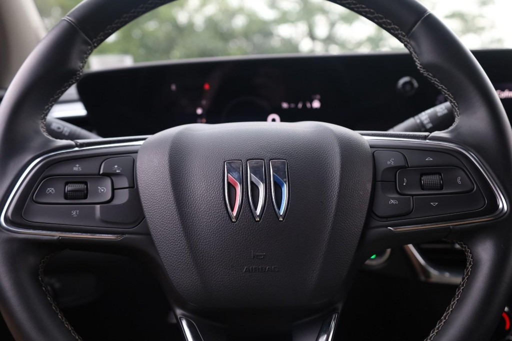 Buick Encore GX Vehicle Full-screen Gallery Image 09