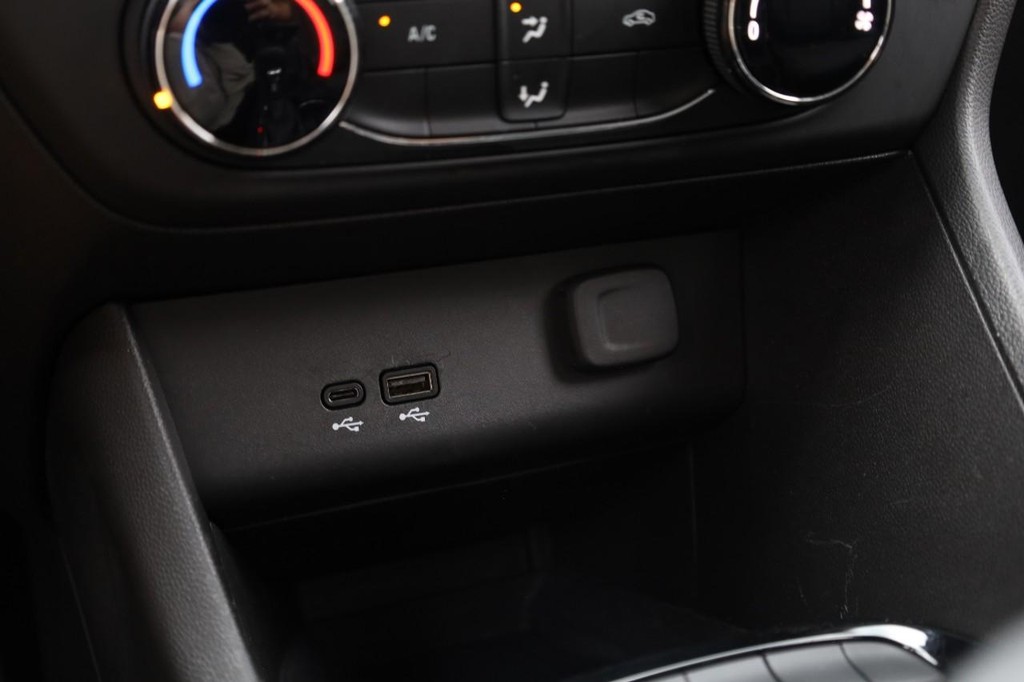 Buick Encore GX Vehicle Full-screen Gallery Image 14