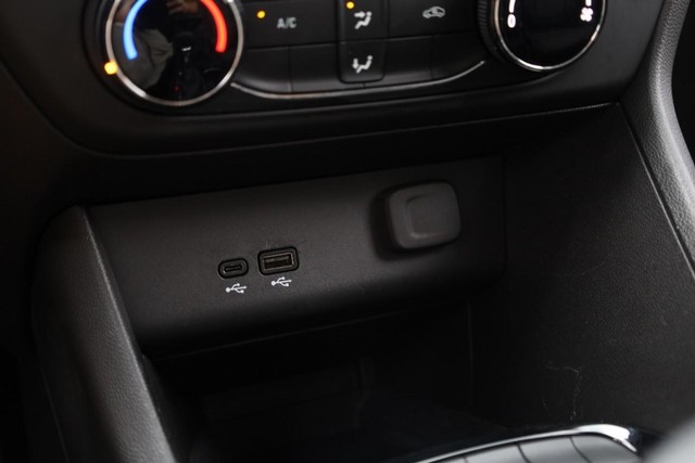 Buick Encore GX Vehicle Full-screen Gallery Image 14
