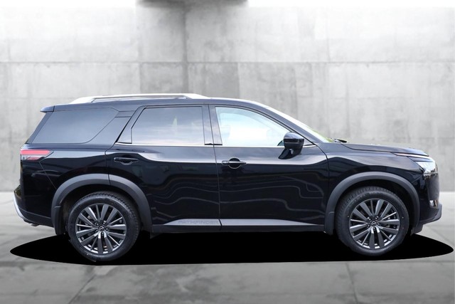 Nissan Pathfinder Vehicle Full-screen Gallery Image 5