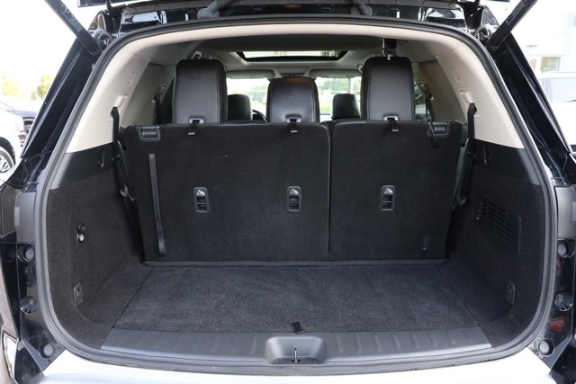 Nissan Pathfinder Vehicle Full-screen Gallery Image 7
