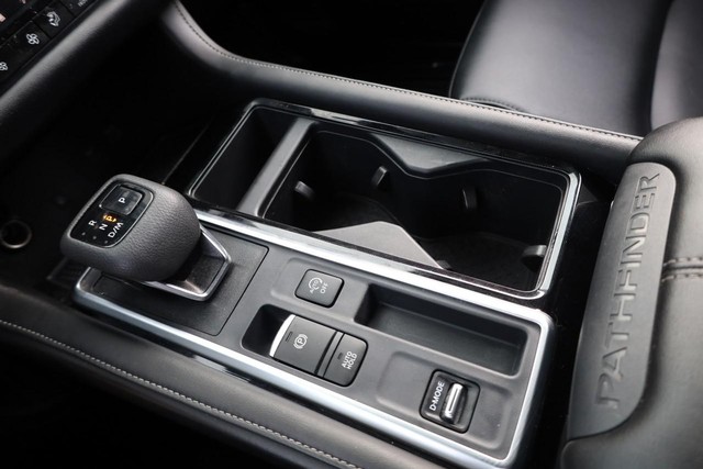 Nissan Pathfinder Vehicle Full-screen Gallery Image 20