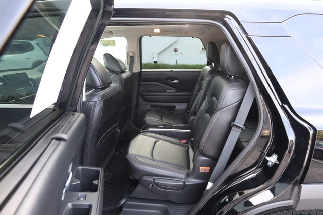 Nissan Pathfinder Vehicle Full-screen Gallery Image 25