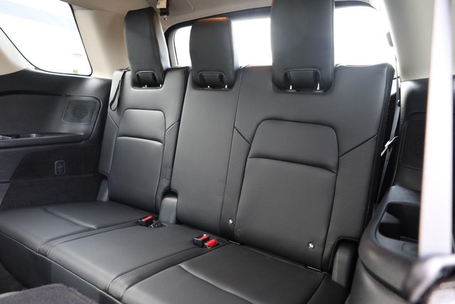 Nissan Pathfinder Vehicle Full-screen Gallery Image 30