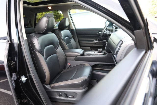 Nissan Pathfinder Vehicle Full-screen Gallery Image 31