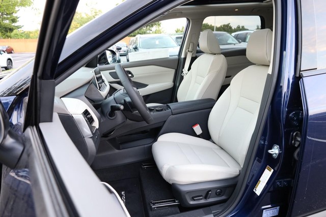 Nissan Rogue Vehicle Image 08