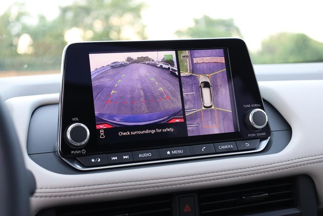Nissan Rogue Vehicle Image 14