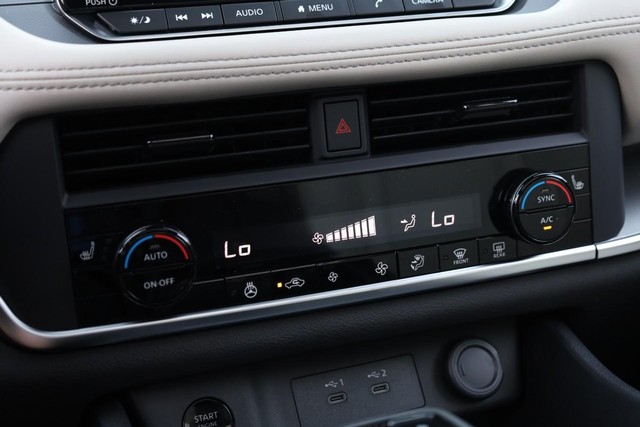 Nissan Rogue Vehicle Image 15
