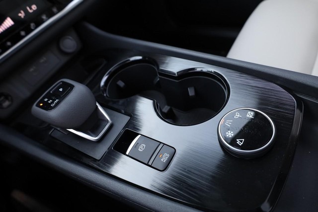 Nissan Rogue Vehicle Image 17