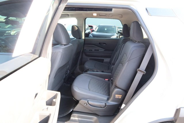 Nissan Pathfinder Vehicle Image 24