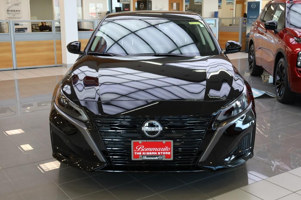 Nissan Altima Vehicle Image 04