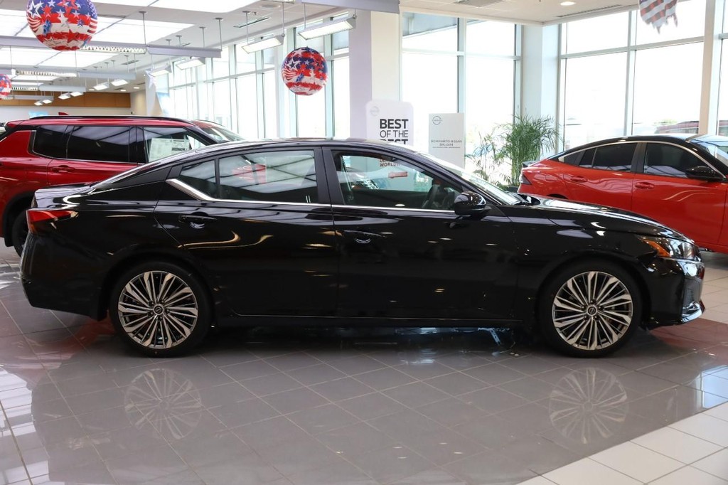 Nissan Altima Vehicle Image 05