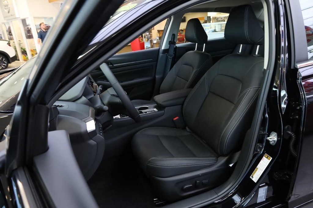 Nissan Altima Vehicle Image 08