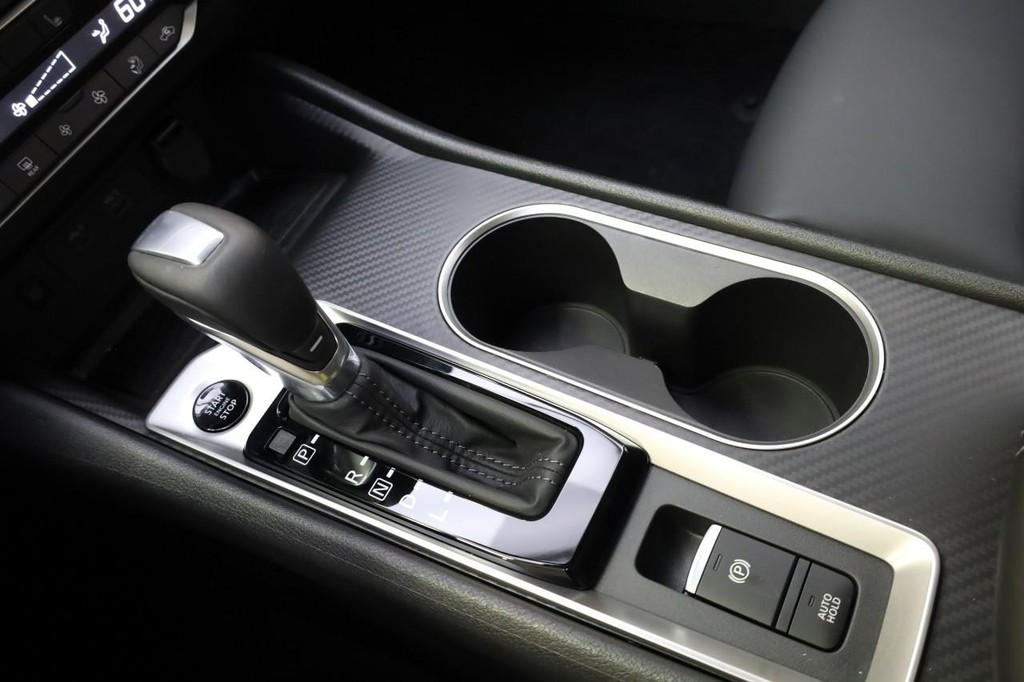 Nissan Altima Vehicle Image 16
