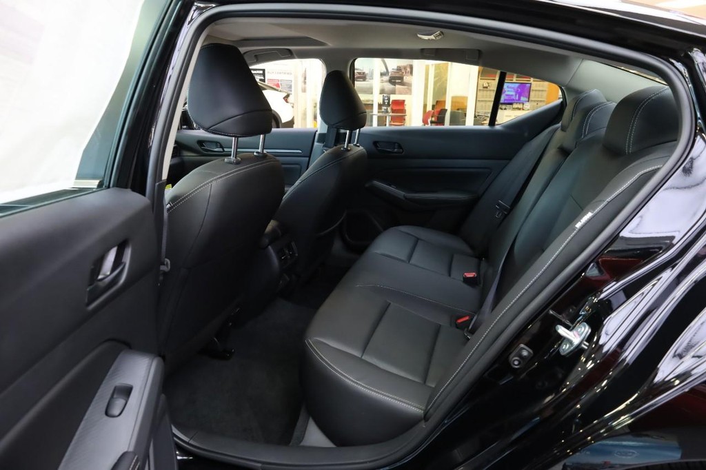 Nissan Altima Vehicle Image 20