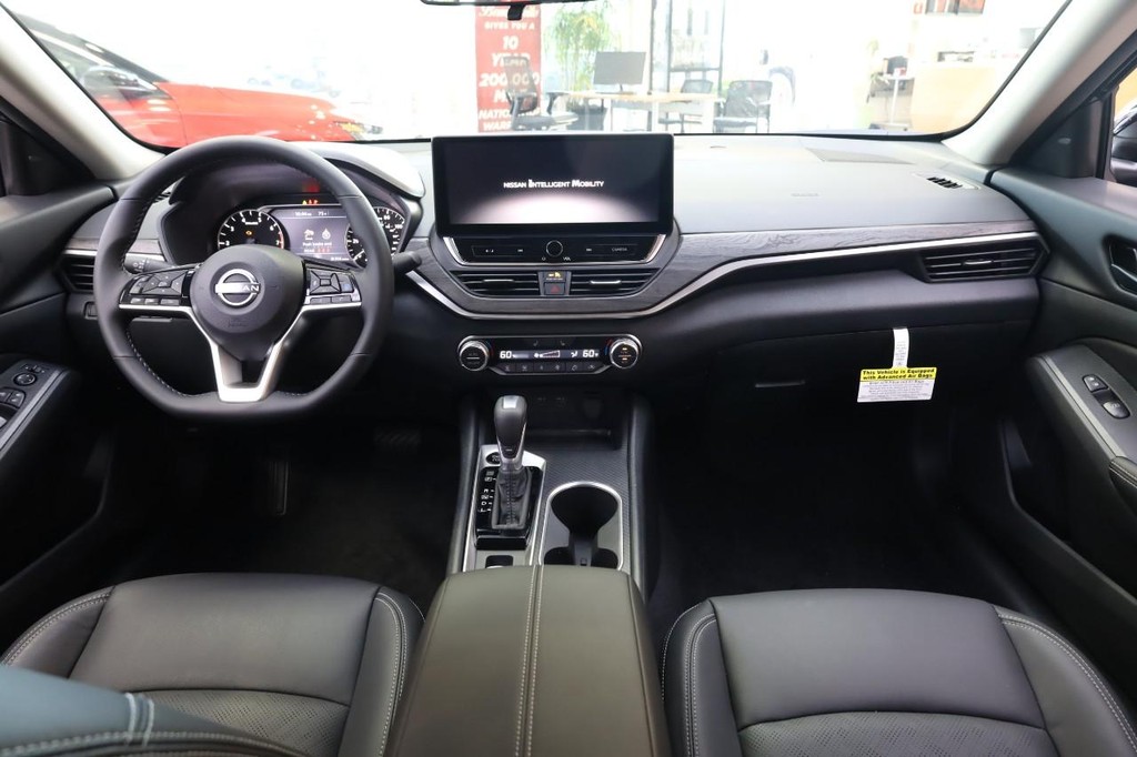 Nissan Altima Vehicle Image 22