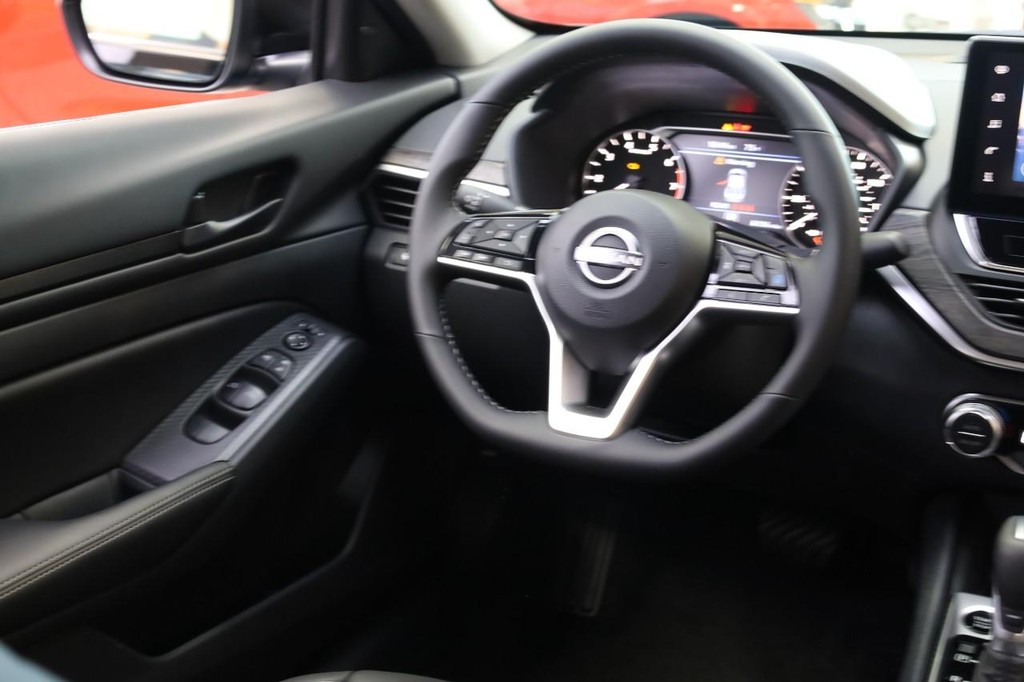 Nissan Altima Vehicle Image 23