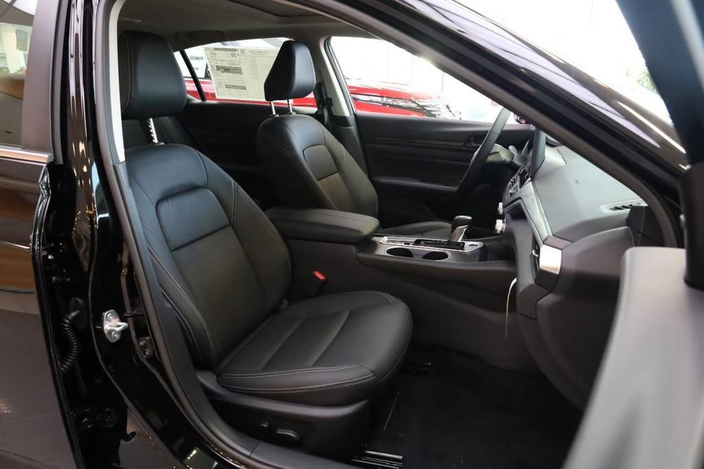 Nissan Altima Vehicle Image 24