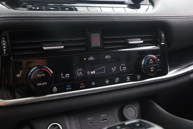 Nissan Rogue Vehicle Image 16