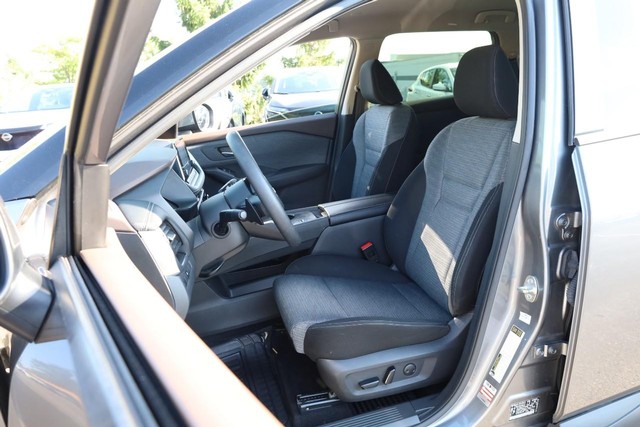 Nissan Rogue Vehicle Full-screen Gallery Image 8