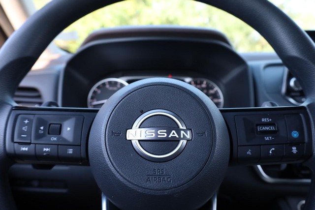 Nissan Rogue Vehicle Full-screen Gallery Image 9