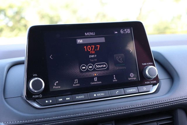 Nissan Rogue Vehicle Full-screen Gallery Image 11