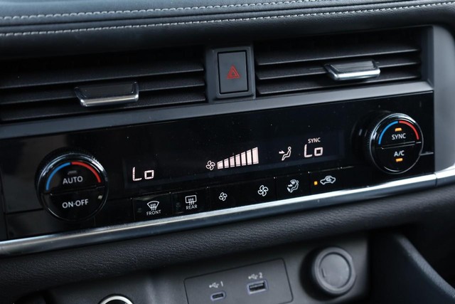 Nissan Rogue Vehicle Full-screen Gallery Image 13