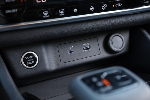 Nissan Rogue Vehicle Full-screen Gallery Image 14