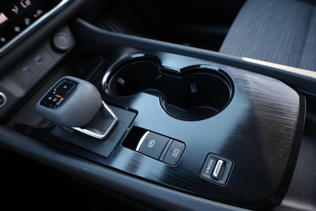 Nissan Rogue Vehicle Full-screen Gallery Image 15