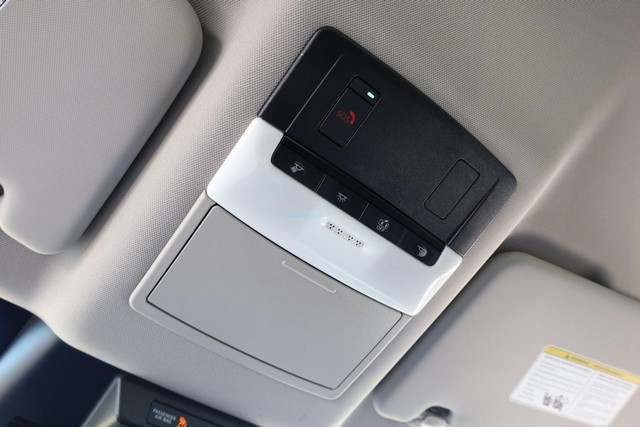 Nissan Rogue Vehicle Full-screen Gallery Image 16