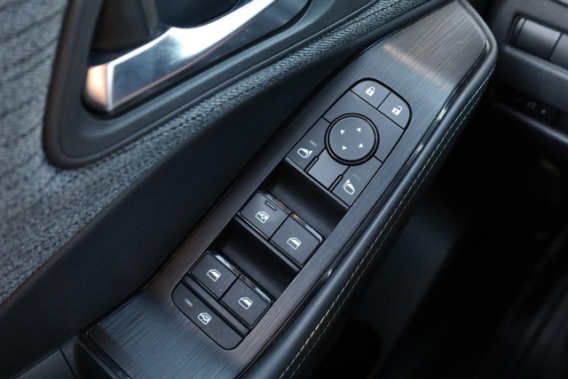 Nissan Rogue Vehicle Full-screen Gallery Image 17