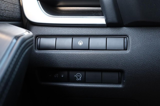 Nissan Rogue Vehicle Full-screen Gallery Image 18
