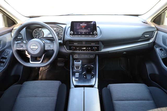 Nissan Rogue Vehicle Full-screen Gallery Image 22