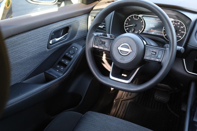 Nissan Rogue Vehicle Full-screen Gallery Image 23