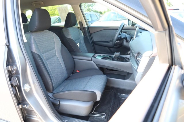 Nissan Rogue Vehicle Full-screen Gallery Image 24