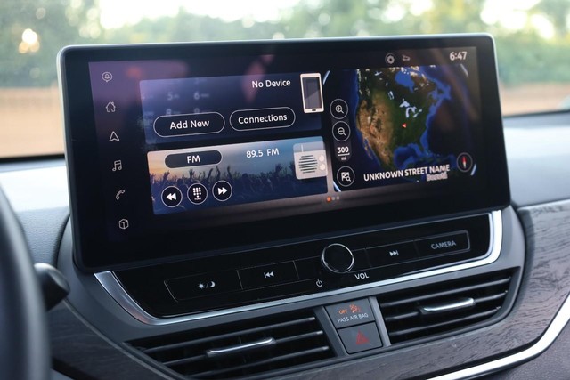Nissan Altima Vehicle Image 11